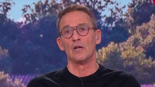 "Si vous n'êtes pas fichu..." : excédé par une affaire, Julien Courbet perd son sang froid et tape du poing dans Ca peut vous arriver