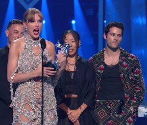 Taylor Swift reçoit le prix de la meilleure vidéo format long lors des Video Music Awards 2022 à Newark le 28 août 2022.