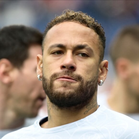 Echauffement - Neymar Jr ( 10 - PSG ) - lors du match de Ligue 1 Uber Eats "PSG - Lille (4-3)" au Parc des Princes, le 19 février 2023.