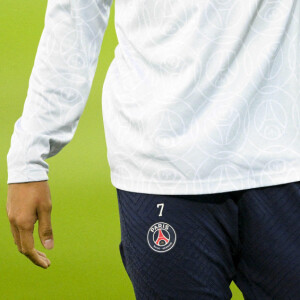 Kylian Mbappé à l'échauffement avant le match du PSG contre Lens (3-1) au Parc des Princes, le 15 avril 2023.