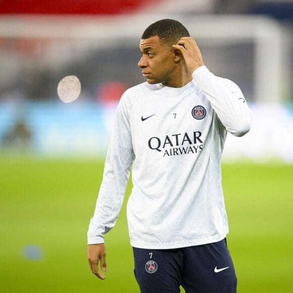Kylian Mbappé à l'échauffement avant le match du PSG contre Lens (3-1) au Parc des Princes, le 15 avril 2023.