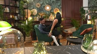 "Dès qu'ils voient une fesse..." : cette stripteaseuse se lance dans un twerk et retourne la situation dans Et si on se rencontrait, le candidat ridiculisé