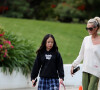 Laeticia Hallyday et ses filles Jade, 15 ans, et Joy, 11 ans, promènent leur chien Cheyenne dans le quartier de Brentwood à Los Angeles, pendant la période de confinement liée à l'épidémie de coronavirus (Covid-19), le 1er avril 2020. 