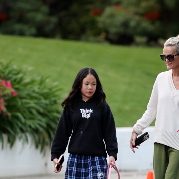 Laeticia Hallyday et ses filles Jade, 15 ans, et Joy, 11 ans, promènent leur chien Cheyenne dans le quartier de Brentwood à Los Angeles, pendant la période de confinement liée à l'épidémie de coronavirus (Covid-19), le 1er avril 2020. 