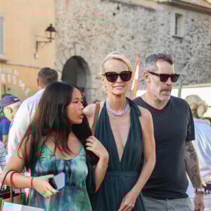 Laeticia Hallyday, son compagnon Jalil Lespert , sa fille Joy et leurs amis Fati Rosenberg et son mari Michel, Hoda Roche et son mari Luc Duchêne en week-end à Saint-Tropez le17 juin 2022. Au programme : sortie en ville sur le port.