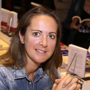 Info - M. Noël d'Europe 1 va remplacer C. Vanhoenacker sur France Inter - Charline Vanhoenacker (Aux Vannes Citoyens ! - Editions Denoël) au "Festival du Livre de Paris 2022" au Grand Palais Éphémère de Paris, le 23 avril 2022. © Cédric Perrin/Bestimage 