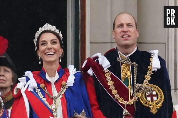 La famille royale britannique salue la foule sur le balcon du palais de Buckingham lors de la cérémonie de couronnement du roi d'Angleterre à Londres Le prince William, prince de Galles, et Catherine (Kate) Middleton, princesse de Galles
