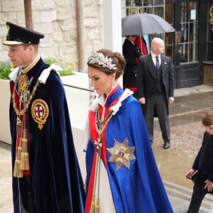Les invités à la cérémonie de couronnement du roi d'Angleterre à l'abbaye de Westminster de Londres Le prince William, prince de Galles, et Catherine (Kate) Middleton, princesse de Galles, Le prince Louis de Galles et La princesse Charlotte de Galles - Les invités arrivent à la cérémonie de couronnement du roi d'Angleterre à l'abbaye de Westminster de Londres, Royaume Uni, le 6 mai 2023.
