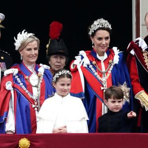 La famille royale britannique salue la foule sur le balcon du palais de Buckingham lors de la cérémonie de couronnement du roi d'Angleterre à Londres Sophie, duchesse d'Edimbourg, Lady Louise Windsor, James Mountbatten-Windsor, Comte de Wessex, le prince William, prince de Galles, Catherine (Kate) Middleton, princesse de Galles, la princesse Charlotte de Galles, le prince Louis de Galles et La princesse Anne - La famille royale britannique salue la foule sur le balcon du palais de Buckingham lors de la cérémonie de couronnement du roi d'Angleterre à Londres le 5 mai 2023. 