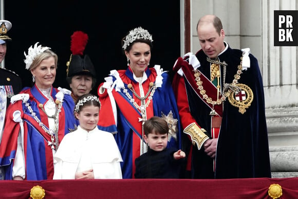 La famille royale britannique salue la foule sur le balcon du palais de Buckingham lors de la cérémonie de couronnement du roi d'Angleterre à Londres Sophie, duchesse d'Edimbourg, Lady Louise Windsor, James Mountbatten-Windsor, Comte de Wessex, le prince William, prince de Galles, Catherine (Kate) Middleton, princesse de Galles, la princesse Charlotte de Galles, le prince Louis de Galles et La princesse Anne - La famille royale britannique salue la foule sur le balcon du palais de Buckingham lors de la cérémonie de couronnement du roi d'Angleterre à Londres le 5 mai 2023. 