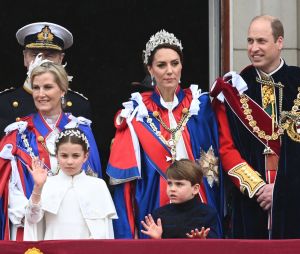 La famille royale britannique salue la foule sur le balcon du palais de Buckingham lors de la cérémonie de couronnement du roi d'Angleterre à Londres Sophie, duchesse d'Edimbourg, Lady Louise Windsor, James Mountbatten-Windsor, Comte de Wessex, le prince William, prince de Galles, Catherine (Kate) Middleton, princesse de Galles, la princesse Charlotte de Galles, le prince Louis de Galles