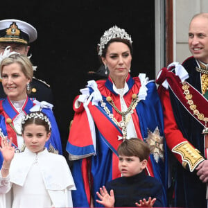 La famille royale britannique salue la foule sur le balcon du palais de Buckingham lors de la cérémonie de couronnement du roi d'Angleterre à Londres Sophie, duchesse d'Edimbourg, Lady Louise Windsor, James Mountbatten-Windsor, Comte de Wessex, le prince William, prince de Galles, Catherine (Kate) Middleton, princesse de Galles, la princesse Charlotte de Galles, le prince Louis de Galles