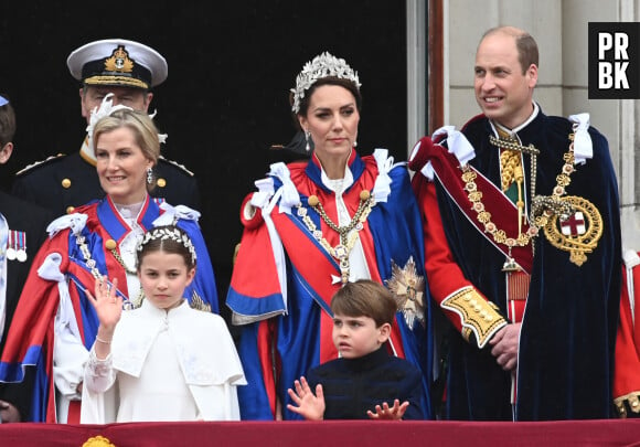 La famille royale britannique salue la foule sur le balcon du palais de Buckingham lors de la cérémonie de couronnement du roi d'Angleterre à Londres Sophie, duchesse d'Edimbourg, Lady Louise Windsor, James Mountbatten-Windsor, Comte de Wessex, le prince William, prince de Galles, Catherine (Kate) Middleton, princesse de Galles, la princesse Charlotte de Galles, le prince Louis de Galles