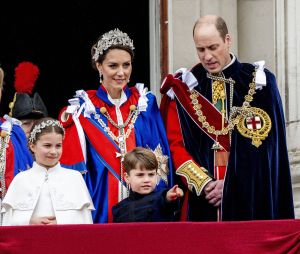 Le prince William, prince de Galles, et Catherine (Kate) Middleton, princesse de Galles, La princesse Charlotte de Galles, Le prince Louis de Galles, - La famille royale britannique salue la foule sur le balcon du palais de Buckingham lors de la cérémonie de couronnement du roi d'Angleterre à Londres le 5 mai 2023.