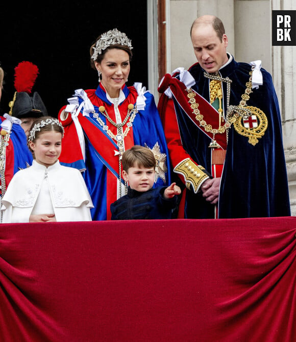 Le prince William, prince de Galles, et Catherine (Kate) Middleton, princesse de Galles, La princesse Charlotte de Galles, Le prince Louis de Galles, - La famille royale britannique salue la foule sur le balcon du palais de Buckingham lors de la cérémonie de couronnement du roi d'Angleterre à Londres le 5 mai 2023.