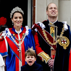 Le prince William, prince de Galles, et Catherine (Kate) Middleton, princesse de Galles, Le prince Louis de Galles - La famille royale britannique salue la foule sur le balcon du palais de Buckingham lors de la cérémonie de couronnement du roi d'Angleterre à Londres le 5 mai 2023.
