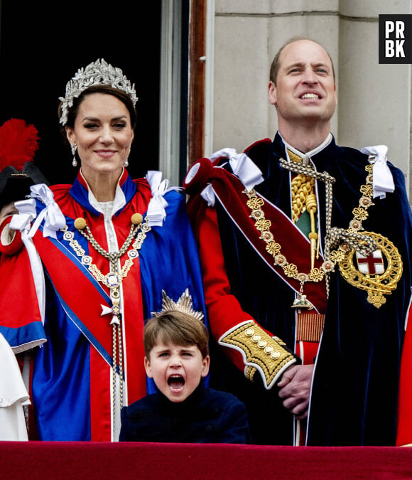 Le prince William, prince de Galles, et Catherine (Kate) Middleton, princesse de Galles, Le prince Louis de Galles - La famille royale britannique salue la foule sur le balcon du palais de Buckingham lors de la cérémonie de couronnement du roi d'Angleterre à Londres le 5 mai 2023.