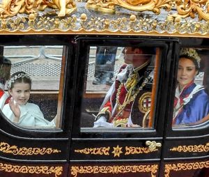 Le prince William, prince de Galles, et Catherine (Kate) Middleton, princesse de Galles, la princesse Charlotte - Sortie de la cérémonie de couronnement du roi d'Angleterre à l'abbaye de Westminster de Londres le 6 mai 2023.