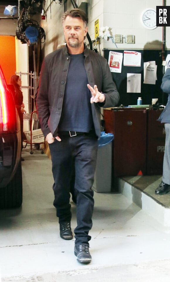 Josh Duhamel arrive aux studios de l'émission "Live with Kelly & Ryan" à New York, le 24 janvier 2023. L'acteur, actuellement en promotion du film "Shotgun Wedding" (Prime vidéo)