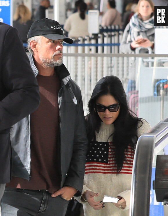 Exclusif - L'acteur Josh Duhamel et sa femme, Audra Mari, prennent un vol au départ de l'aéroport LAX de Los Angeles, Californie, Etats-Unis, le 23 janvier 2023.