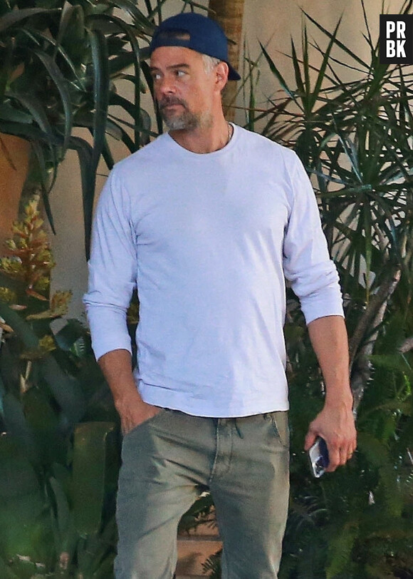 Exclusif - Josh Duhamel quitte l'hôtel Four Seasons à Beverly Hills le 22 septembre 2022.