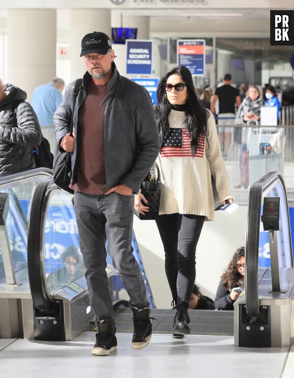Exclusif - L'acteur Josh Duhamel et sa femme, Audra Mari, prennent un vol au départ de l'aéroport LAX de Los Angeles, Californie, Etats-Unis, le 23 janvier 2023.