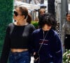 Jennifer Lopez fait du shopping avec sa fille Emme à Los Angeles, le 13 mai 2023.
