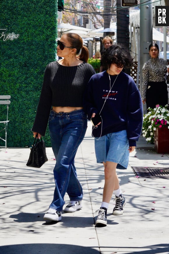 Jennifer Lopez fait du shopping avec sa fille Emme à Los Angeles, le 13 mai 2023.