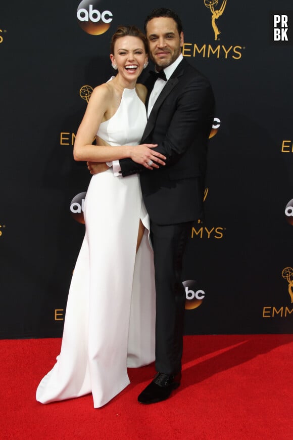Aimee Teegarden, Daniel Sunjata - 68ème cérémonie des Emmy Awards au Microsoft Theater à Los Angeles, le 18 septembre 2016.