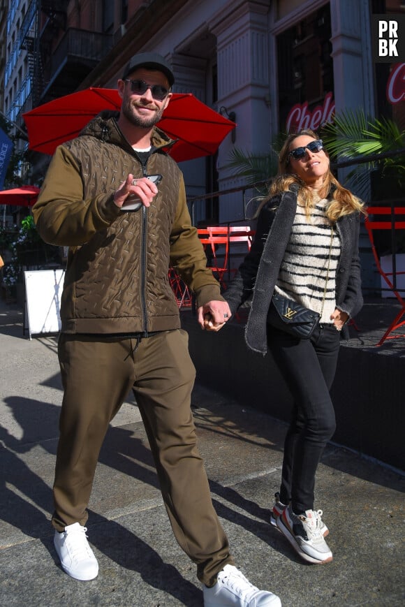Exclusif - Chris Hemsworth et sa femme Elsa Pataky vont déjeuner ensemble à New York, le 18 novembre 2022.