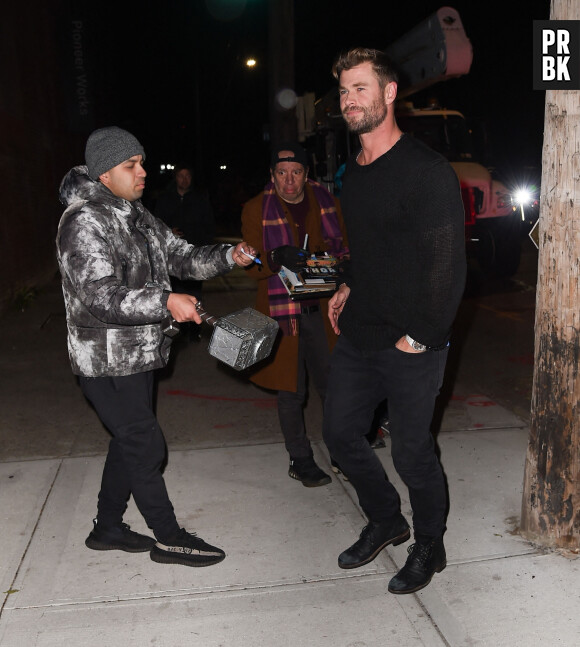 Chris Hemsworth et sa femme Elsa Pataky à la sortie du centre culturel "Pioneer Works" à New York, le 17 novembre 2022.