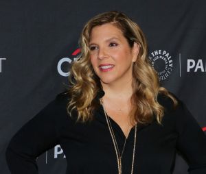 Krista Vernoff au photocall de la série "Grey's Anatomy" lors du PaleyFest 2023 à Los Angeles, le 2 avril 2023. 