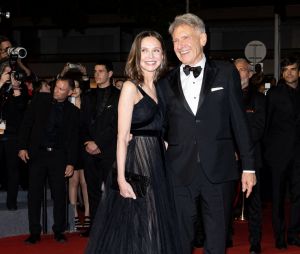 On a pas l'habitude voir Harrison si remonté. Ses mots et notamment ce "Si on ne se bouge pas le cul" énervé nous rappellent les paroles de Greta Thunberg. Les deux partagent cette idée "d'urgence climatique", aussi appelée "urgence écologique" : une situation globale qui urge et exige des actions fortes et immédiates.
Calista Flockhart et son mari Harrison Ford - Descente des marches du film " Indiana Jones et le cadran de la destinée (Indiana Jones and the Dial of destiny) " lors du 76ème Festival International du Film de Cannes, au Palais des Festivals à Cannes. Le 18 mai 2023 © Jacovides-Moreau / Bestimage 