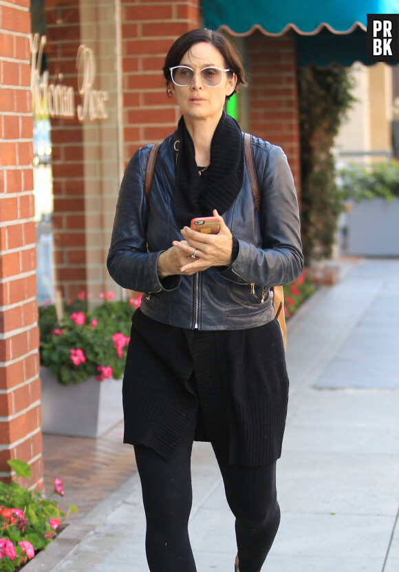 Carrie-Anne Moss se promène dans les rues de Beverly Hills. Le 6 juin 2016.
