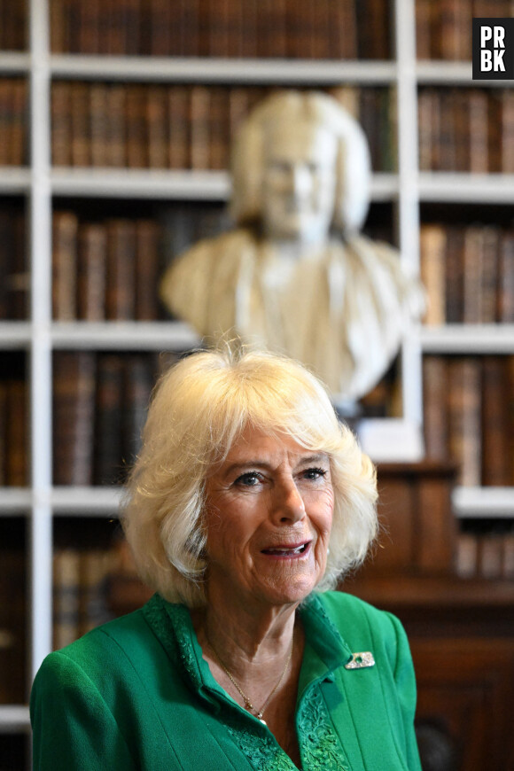 Camilla Parker Bowles, reine consort d'Angleterre, lors d'une visite à la bibliothèque Robinson à Armagh, dans le cadre de sa visite en Irlande du Nord, le 25 mai 2023. La souveraine poursuit son travail visant à favoriser l'amour de la lecture à tous les âges. 