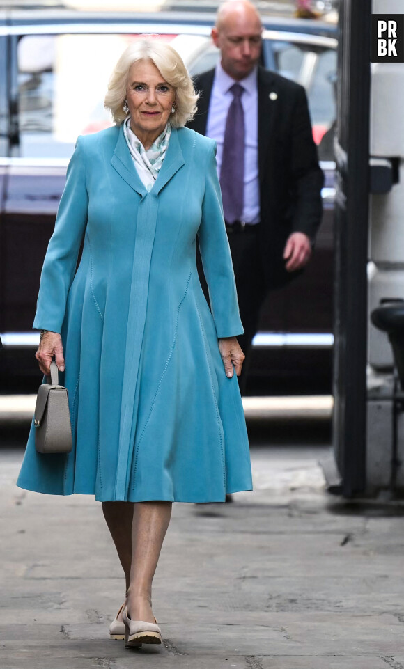 Le roi Charles III d'Angleterre et Camilla Parker Bowles, reine consort d'Angleterre, visitent le marché de Covent Garden à Londres, le 17 mai 2023. Le couple royal a rencontré les membres de la communauté locale et les commerçants. 