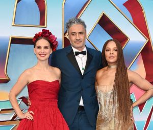 Tessa Thompson, Natalie Portman, Take Waititi lors de la projection du film "Thor Love and Thunder", au cinéma Odeon Luxe sur Leicester Square à Londres, Royaume Uni, le 5 juillet 2022.