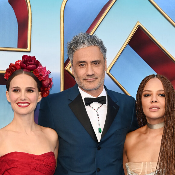 Tessa Thompson, Natalie Portman, Take Waititi lors de la projection du film "Thor Love and Thunder", au cinéma Odeon Luxe sur Leicester Square à Londres, Royaume Uni, le 5 juillet 2022.