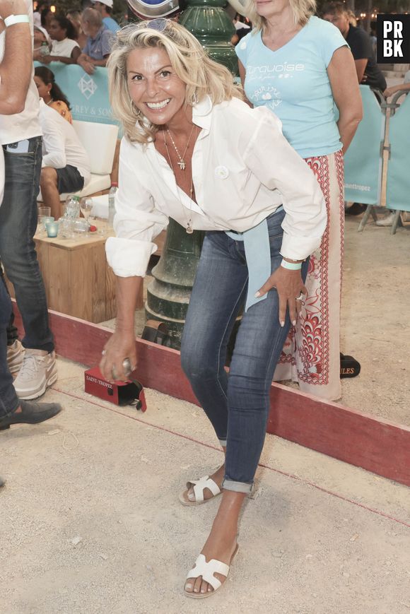 Caroline Margeridon lors d'un tournoi de pétanque place des Lices organisé par le magazine Turquoise pour l'association Sourire à la vie à Saint-Tropez le 10 août 2022. © Jack Tribeca / Bestimage