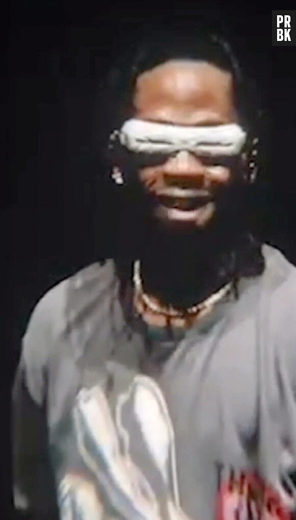 Travis Scott esquive un objet lancé sur lui pendant son concert à Londres, le 6 août 2022.