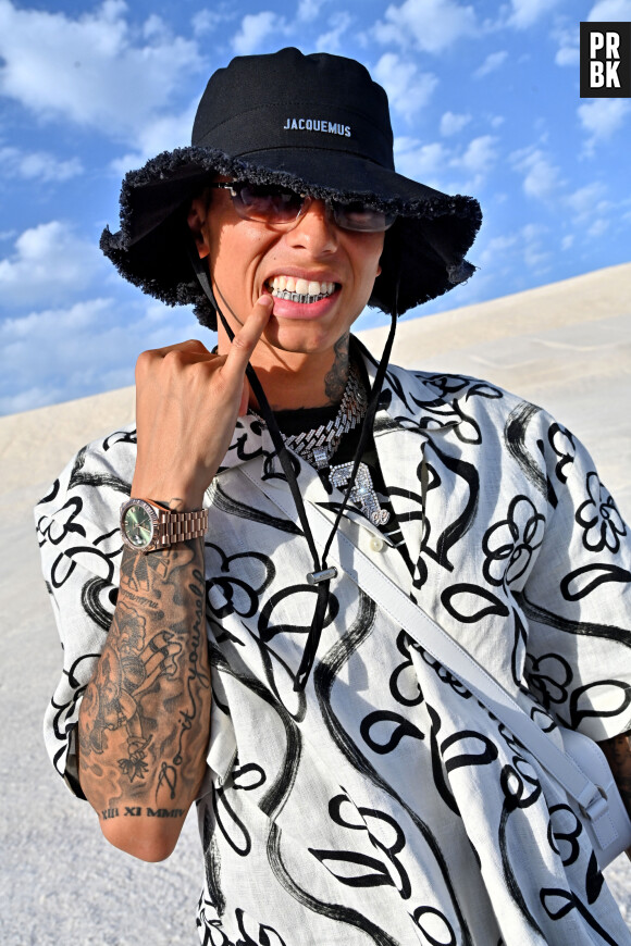 Mais aussi la crème du rap français d'hier et d'aujourd'hui, comme Booba, Kaaris, SCH ou encore Disiz, ainsi que de nombreuses têtes d'affiche et d'espoirs prometteurs de la scène tricolore.
Central Cee durant le défilé "Le Papier" la collection automne hiver 2022-2023 de Simon Porte Jacquemus aux Salin de Giraud à Arles, le 27 juin 2022. © Bruno Bebert/Bestimage