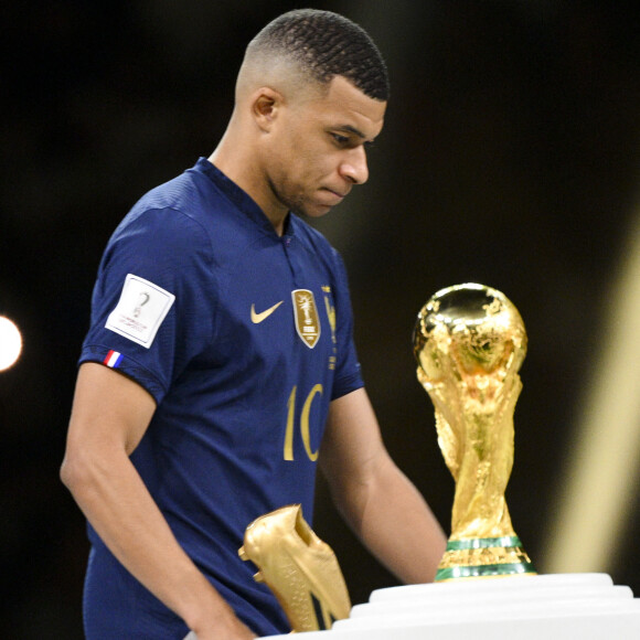 MBAPPE Kylian (FRA) passant devant le trophee de la coupe du monde sans le regarder. Doha, le 18 décembre 2022.