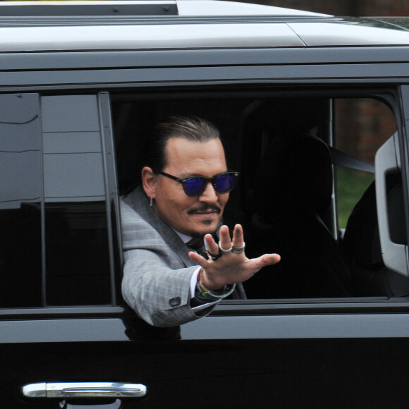 Johnny Depp à la sortie du tribunal de Fairfax, le 26 mai 2022. 