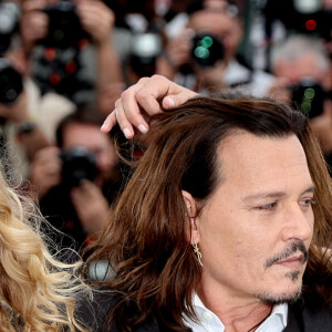 En 2020, Johnny Depp était au coeur d'un procès antérieur. Il avait été déclaré coupable de violences conjugales par le tribunal de Londres. Les violences conjugales, un enjeu de société lui aussi primordial, et qui concerne bien des associations, de lutte et de prévention. Assoces qui ne semblent guère importer aujourd'hui aux yeux de la richissime star.
Johnny Depp et la réalisatrice Maïwenn au photocall de "Jeanne du Barry" lors du 76ème Festival International du Film de Cannes, le 17 mai 2023. © Dominique Jacovides/Cyril Moreau/Bestimage 