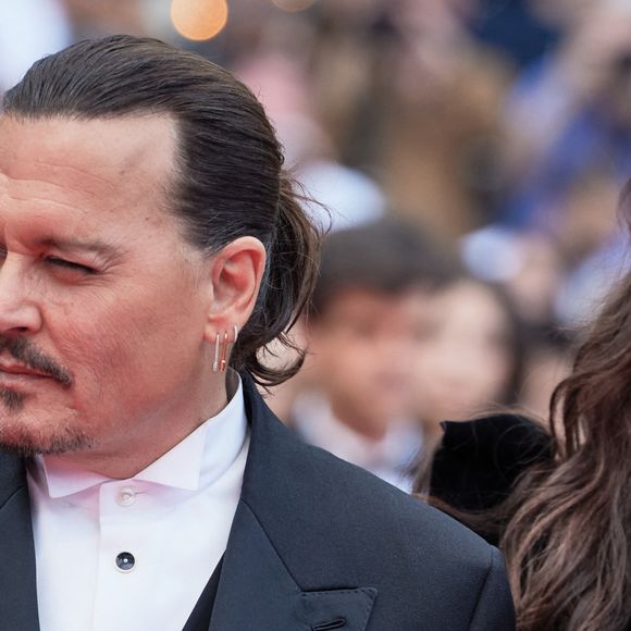 Johnny Depp, Maïwenn Le Besco - Montée des marches du film « Jeanne du Barry » pour la cérémonie d’ouverture du 76ème Festival International du Film de Cannes, au Palais des Festivals à Cannes. Le 16 mai 2023 © Jacovides-Moreau / Bestimage 