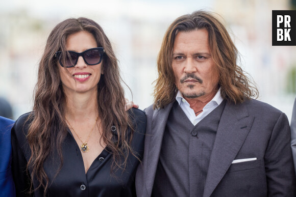Amber Heard, qui tout au long de ce procès, et aujourd'hui encore, a fait l'objet d'un harcèlement massif en ligne, a cependant de son côté bel et bien versé la somme qu'on lui réclamait. A savoir ? Un million de dollars - une somme décidée en accord avec les avocats de l'acter, puisqu'initialement, le tribunal avait exigé huit millions.
La réalisatrice Maïwenn et Johnny Depp au photocall de "Jeanne du Barry" lors du 76ème Festival International du Film de Cannes, le 17 mai 2023. © Dominique Jacovides/Cyril Moreau/Bestimage 
