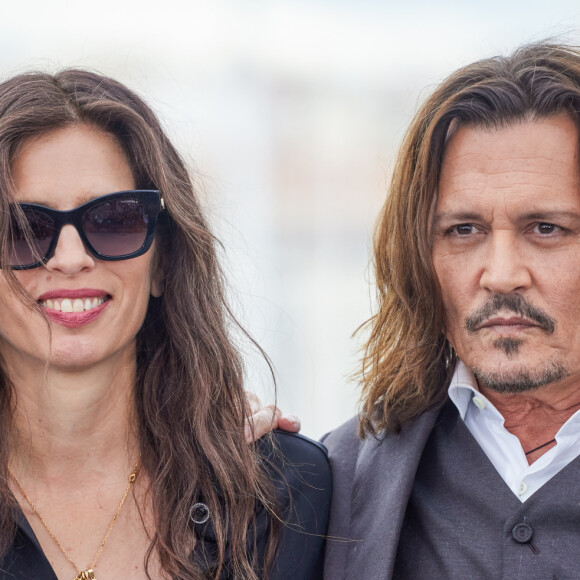 Amber Heard, qui tout au long de ce procès, et aujourd'hui encore, a fait l'objet d'un harcèlement massif en ligne, a cependant de son côté bel et bien versé la somme qu'on lui réclamait. A savoir ? Un million de dollars - une somme décidée en accord avec les avocats de l'acter, puisqu'initialement, le tribunal avait exigé huit millions.
La réalisatrice Maïwenn et Johnny Depp au photocall de "Jeanne du Barry" lors du 76ème Festival International du Film de Cannes, le 17 mai 2023. © Dominique Jacovides/Cyril Moreau/Bestimage 