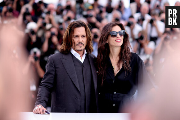 Johnny Depp et la réalisatrice Maïwenn au photocall de "Jeanne du Barry" lors du 76ème Festival International du Film de Cannes, le 17 mai 2023. © Dominique Jacovides/Cyril Moreau/Bestimage 