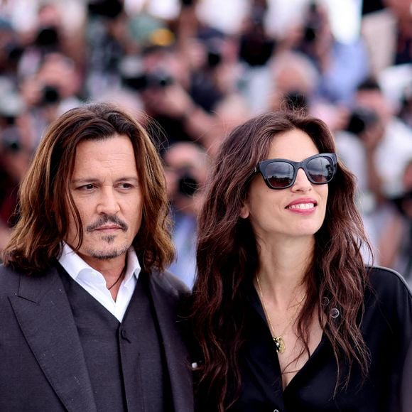 Johnny Depp et la réalisatrice Maïwenn au photocall de "Jeanne du Barry" lors du 76ème Festival International du Film de Cannes, le 17 mai 2023. © Dominique Jacovides/Cyril Moreau/Bestimage 