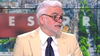 "Je m'en vais !" : ulcéré par son chroniqueur, Pascal Praud cède sa place et désigne son remplaçant dans L'heure des pros